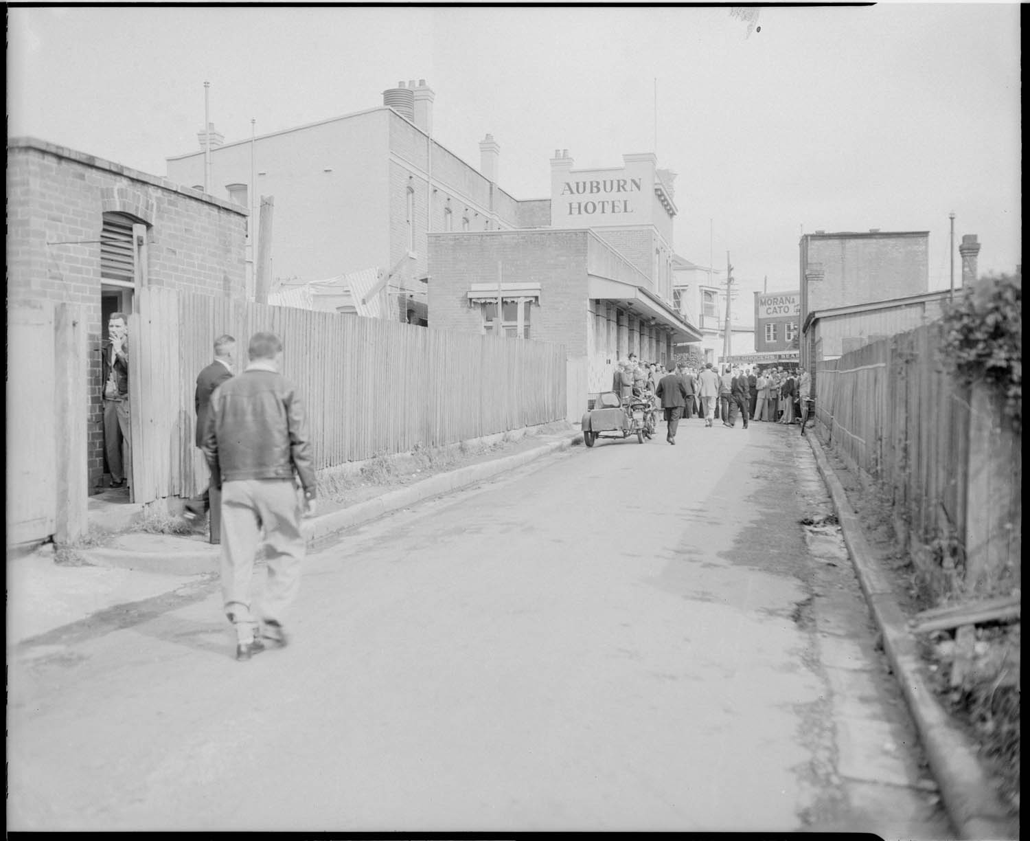 View of a lane facing towards the Auburn Hotel.  Queen Street, Auburn, 2  August 1952