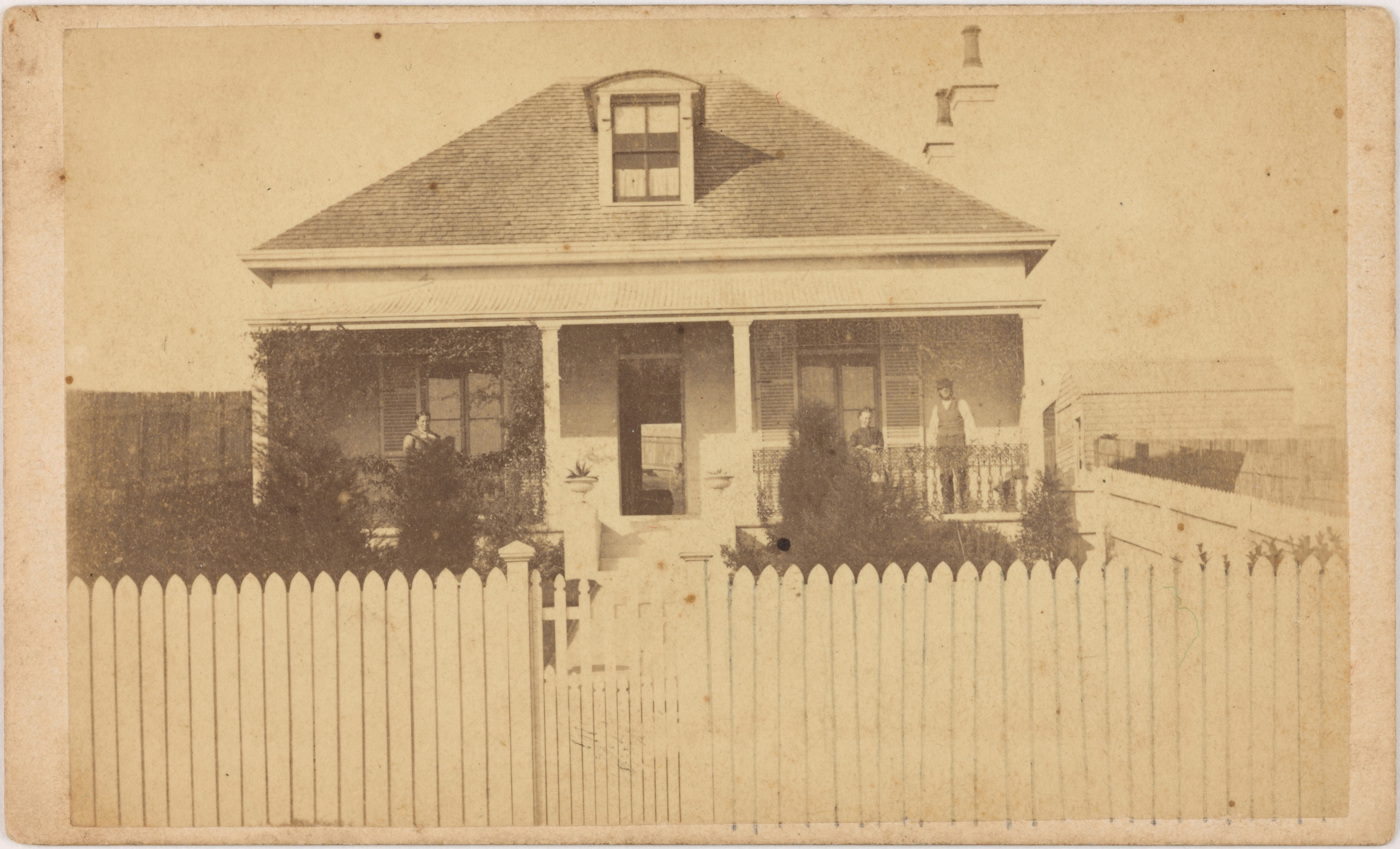 Unidentified single-storey (stone?) cottage, probably Sydney, 1871 / American & Australasian Photographic Company